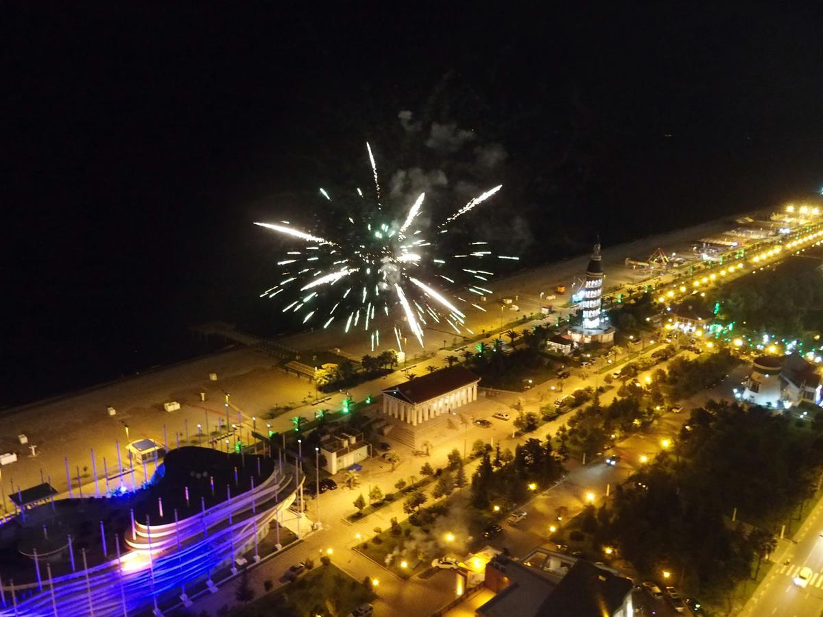 2Br Beachfront Batumi Apt Luxury & Sea Views Exterior photo